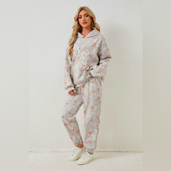 New floral print 2pc jogger set size large - Picture 2 of 5